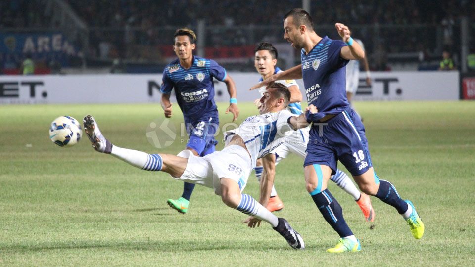 Striker Persib Bandung Juan Carlos (tengah) terjatuh saat dijaga ketat pemain Arema Cronus. Copyright: © Herry Ibrahim/Indosport